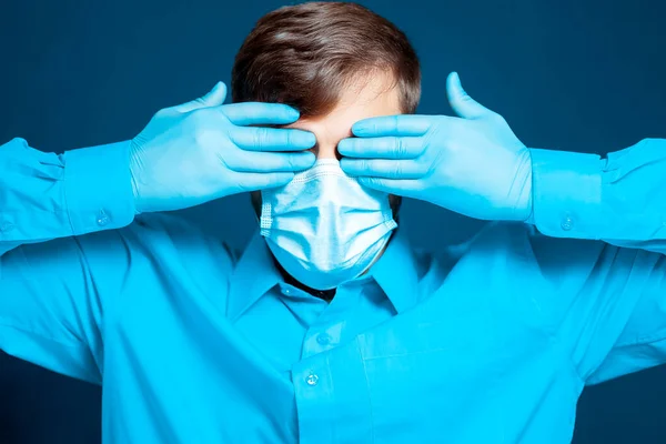 Tıbbi Maske Eldiven Takan Mavi Üniformalı Bir Doktor Elini Kafasına — Stok fotoğraf