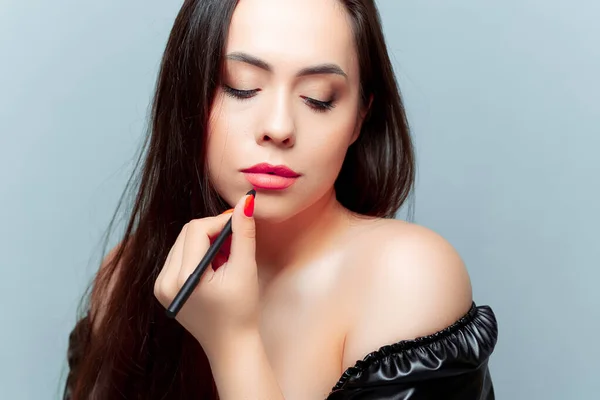 Ein Brünettes Model Mit Rotem Lippenstift Malt Sie Ihre Lippen — Stockfoto