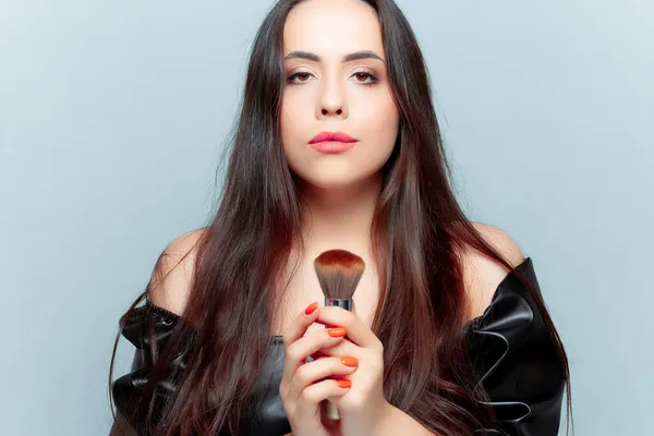 Una Joven Modelo Sostiene Cepillo Maquillaje Delante Ella Con Dos —  Fotos de Stock