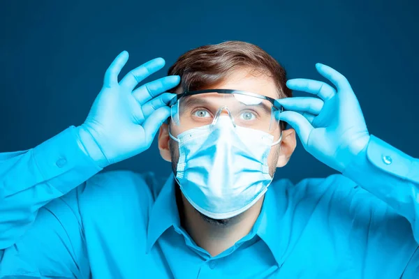 Médico Vestindo Uma Máscara Protetora Luvas Coloca Óculos Médicos — Fotografia de Stock