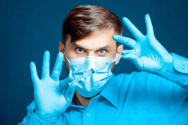 Doutor Uma Máscara Médica Luvas Uniforme Azul Fundo Azul — Fotografia de Stock