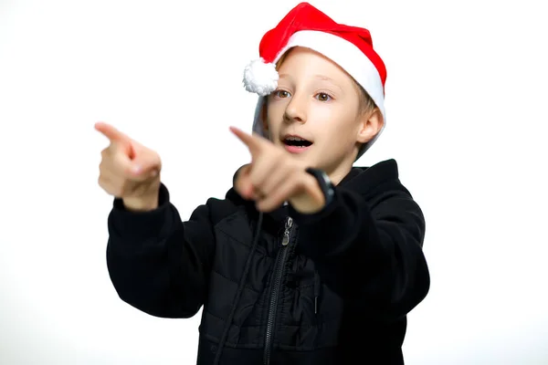 Menino Chapéu Vermelho Papai Noel Mostra Lado Com Mãos — Fotografia de Stock