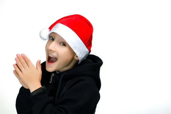 Menino Chapéu Vermelho Papai Noel Fica Lado Esfrega Mãos Palmas — Fotografia de Stock