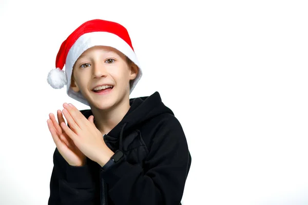 Niño Con Sombrero Rojo Santa Claus Aplaude Ríe Alegremente —  Fotos de Stock