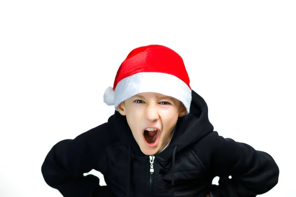 Ein Junge Mit Roter Weihnachtsmütze Beugt Sich Vor Legt Die — Stockfoto