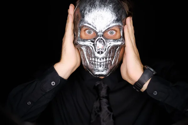 Een Man Houdt Een Skelet Masker Voor Zich Wat — Stockfoto
