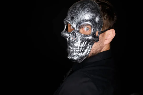 Portret Van Een Man Met Een Skelet Masker Verandert Camera — Stockfoto