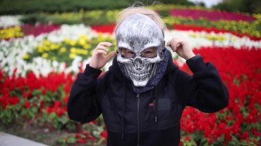 İskelet maskeli çocuk..