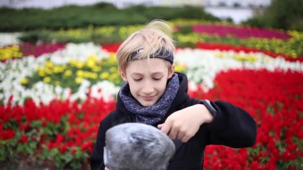 Bir çocuk kafasına bir iskelet maskesi takar. — Stok video