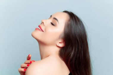 Esmer kadın başını arkaya atar ve gülümser.