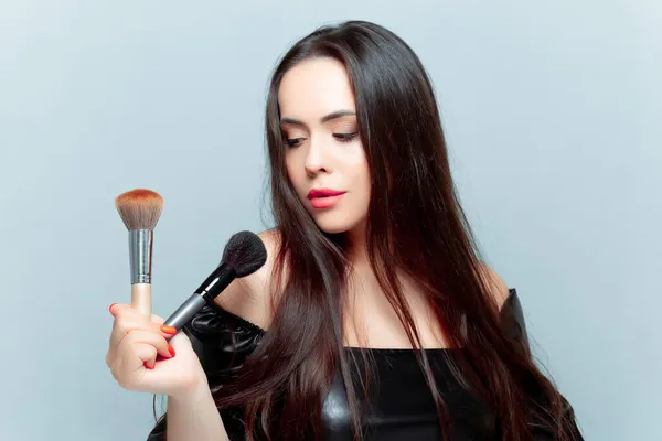 Una Hermosa Modelo Chica Sostiene Cepillos Maquillaje Delante Ella Los —  Fotos de Stock