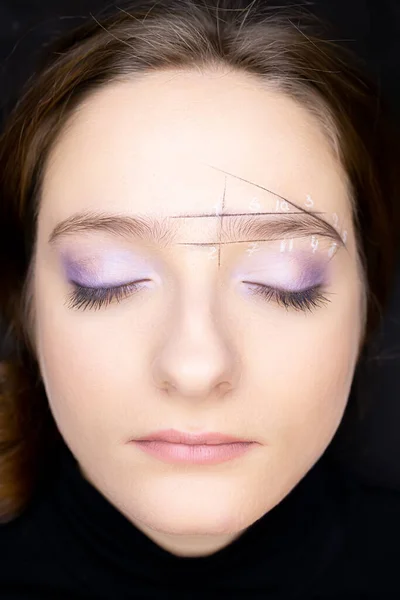 Uma Menina Modelo Com Olhos Fechados Mentiras Sobre Procedimento Marcação — Fotografia de Stock