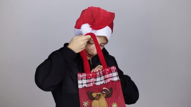 Niño Alegre Con Sombrero Papá Noel Sobre Fondo Gris — Vídeos de Stock