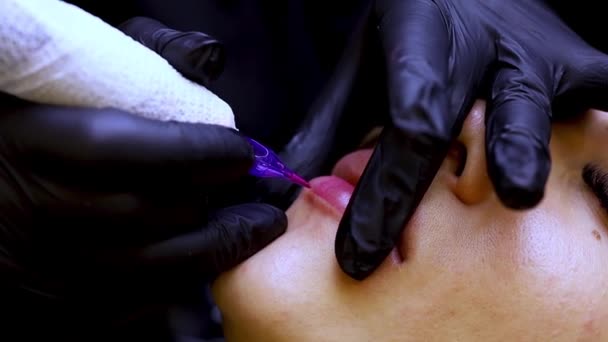 Procédure Permanente Tatouage Des Lèvres Maître Effectue Une Machine Tatouer — Video