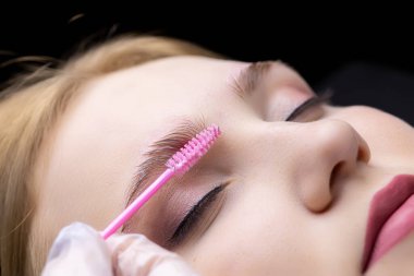 Kaşların katmanı, usta, modelin kaşlarını fırçayla tarar ve kaşlara jöle sürer.