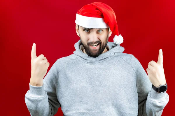 Бородатий Чоловік Червоному Капелюсі Санта Клауса Посміхається Робить Різні Пози — стокове фото