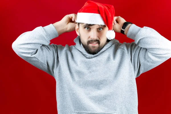 Homem Barbudo Alegre Colocando Chapéu Vermelho Papai Noel — Fotografia de Stock