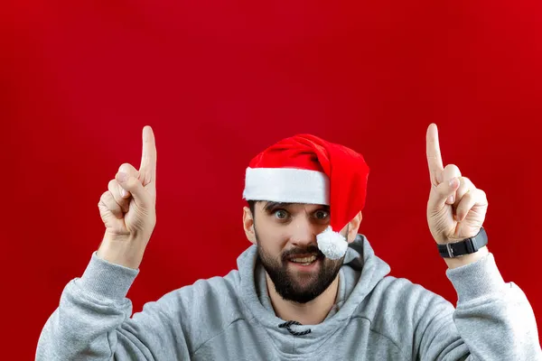 Бородатый Человек Красной Шляпе Санта Клауса Рождественским Настроением Показывает Свои — стоковое фото