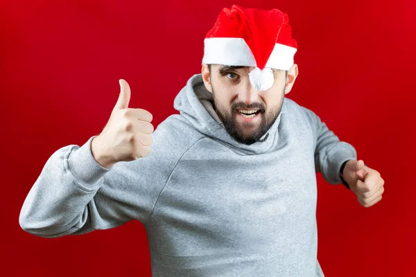 Бородач Красной Шляпе Санта Клауса Имеет Рождественское Настроение Показывает Большой — стоковое фото