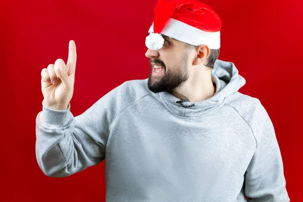 Kırmızı Noel Baba Şapkalı Sakallı Bir Adam Kırmızı Bir Noel — Stok fotoğraf