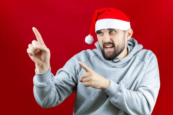 Christmas Red Background Man Red Santa Claus Hat Standing Pointing — Stock Photo, Image