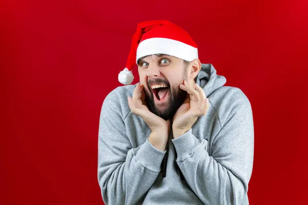 Noel Baba Şapkalı Bir Adam Ellerini Ağzına Koyar Bağırır Herkesi — Stok fotoğraf