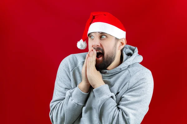 Red Christmas Background Man Santa Claus Hat Standing Shouts Admiration — Stock Photo, Image