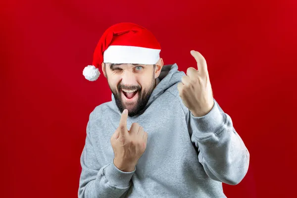 Hombre Barbudo Vestido Con Ropa Navidad Sonríe Astutamente Llama —  Fotos de Stock