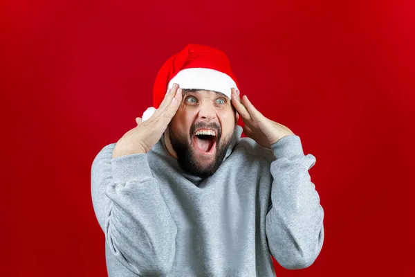 Hombre Con Sombrero Rojo Santa Claus Sobre Fondo Rojo Navidad —  Fotos de Stock