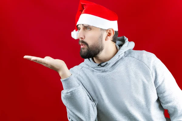 Homem Vestido Natal Com Uma Barba Chapéu Pai Natal Segura — Fotografia de Stock