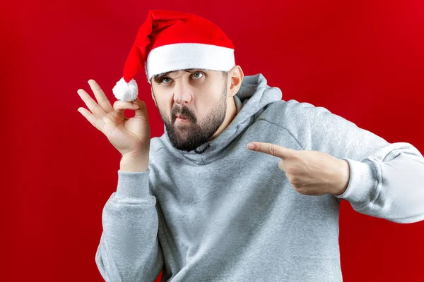 Hombre Barbudo Vestido Navidad Muestra Una Señal Señala Con Dedo —  Fotos de Stock
