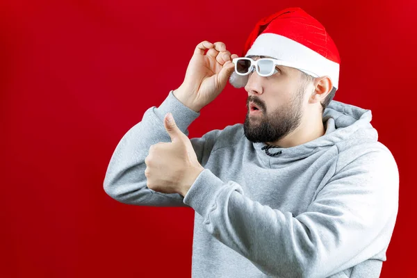 Kırmızı Noel Baba Şapkalı Bir Adam Film Izlemek Için Gözlüklerini — Stok fotoğraf