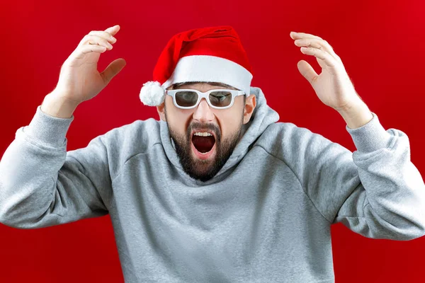 Бородатый Мужчина Шляпе Санта Клауса Смотрит Рождественские Фильмы Очках Жестах — стоковое фото
