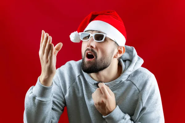 Hombre Barbudo Sombrero Navidad Santa Claus Sobre Fondo Rojo Imita —  Fotos de Stock