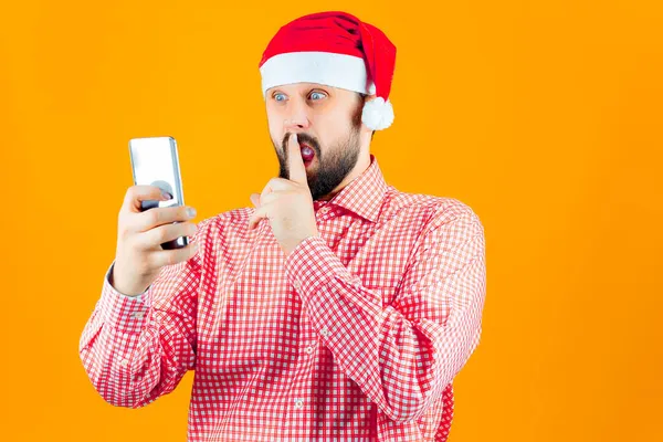 Ein Mann Mit Weihnachtsmütze Vom Weihnachtsmann Legt Den Zeigefinger Die — Stockfoto