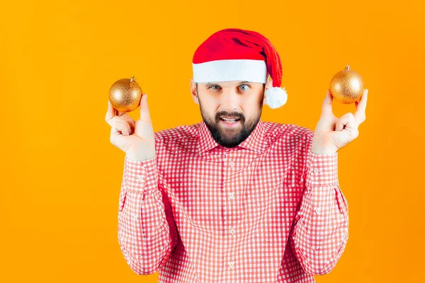 Бородатий Чоловік Різдвяному Капелюсі Санта Клауса Тримає Ящики Золотого Кольору — стокове фото