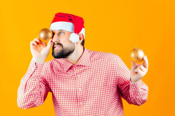 Ein Mann Mit Weihnachtsmütze Vom Weihnachtsmann Hält Seinen Händen Neujahrsspielzeug — Stockfoto