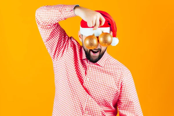 Ein Mann Mit Weihnachtsmütze Vom Weihnachtsmann Hält Vor Seinen Augen — Stockfoto