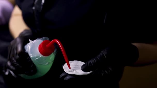Usta dezenfektanı işlemden önce pamuk süngerine uygular.. — Stok video