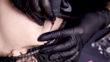 Yakın plan, kaş kuyruğu dövme makinesi..