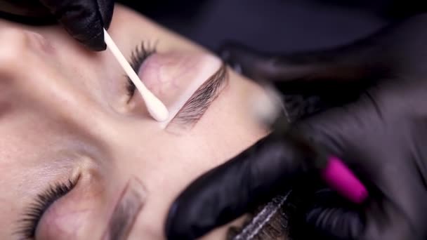 Стирание нижней строчки бровей перед процедурой татуировки бровей. — стоковое видео