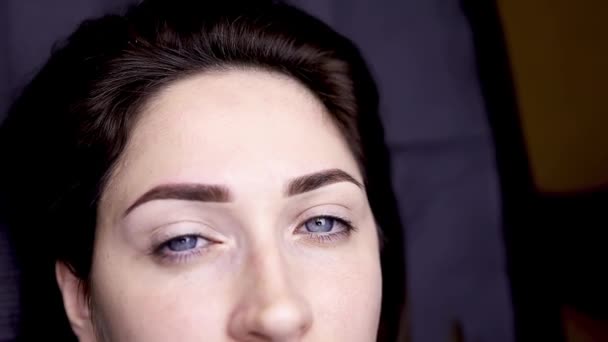 Slutresultatet av permanent ögonbrynsmakeup för modellen. — Stockvideo