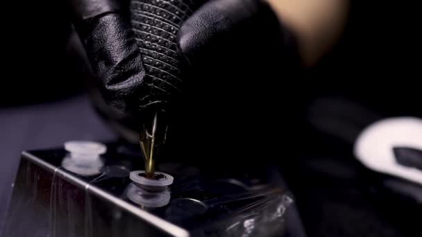Închiderea unui set de pigment în nasul unei mașini de tatuat. — Videoclip de stoc