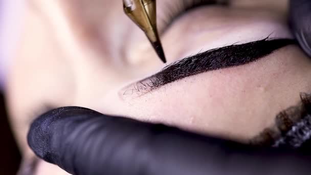 Närbild av näsan på en tatuering, en skrivmaskin — Stockvideo