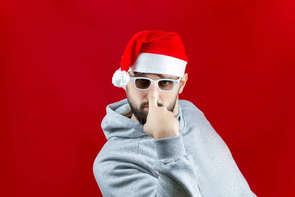 Man Red Christmas Background Santa Claus Hat White Glasses Gestures — Stock Photo, Image