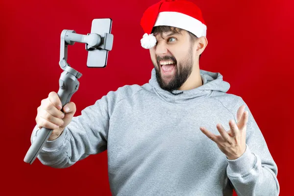 Muž Červeném Klobouku Santa Clause Drží Ruce Elektronický Stabilizátor Obrazu — Stock fotografie