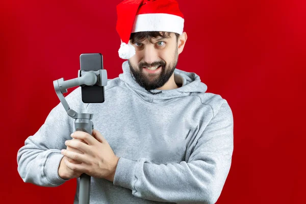 Muž Červeném Klobouku Santa Clause Obrázkovým Stabilizátorem Rukou Kterém Telefon — Stock fotografie