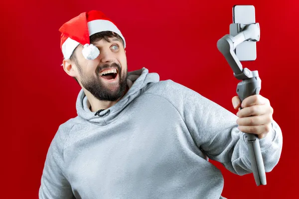 Muž Vánoční Atmosféře Drží Rukou Stabilizátor Kterém Připojen Telefonu Vezme — Stock fotografie