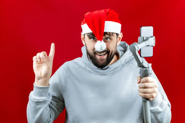 Mężczyzna Ubrany Świąteczne Ciuchy Trzyma Selfie Dołączonym Telefonem Robi Sobie — Zdjęcie stockowe