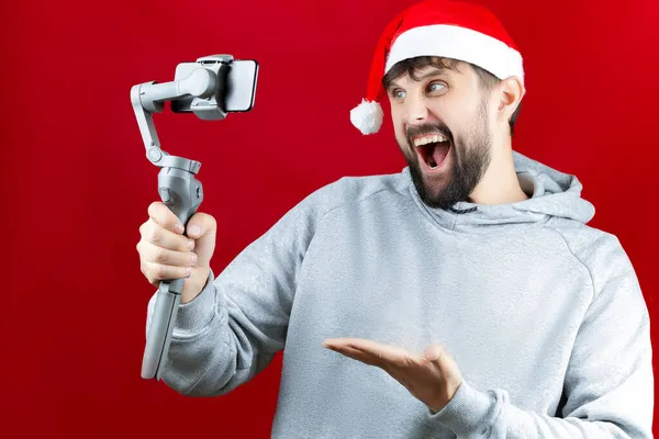 Homem Chapéu Papai Noel Ano Novo Suas Mãos Tem Gadgets — Fotografia de Stock
